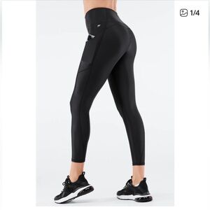 Fabletics Oasis High Waist Shine 7/8 Pocket Leggings